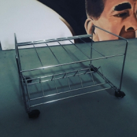 Vintage metalen platenkastje op wieltjes